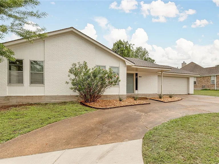 904 Holleman Dr — Photo 2