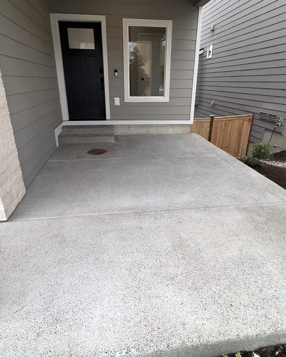 5 bed, 2.5 bath, 2500 sqft, $3,698 — Photo 3
