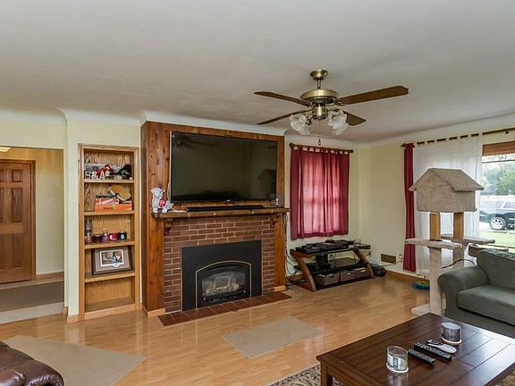 3rd image of 634 Valley Dr