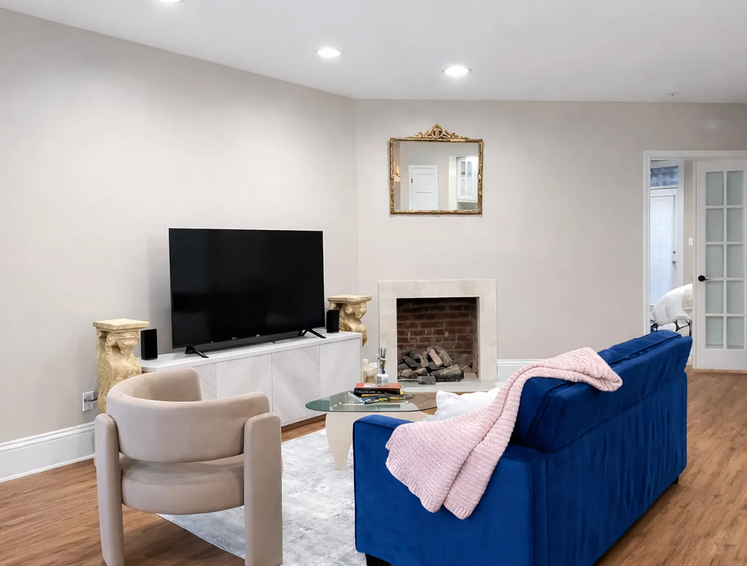 2 bed, 2.0 bath, 11840 sqft, $4,654 — Photo 4