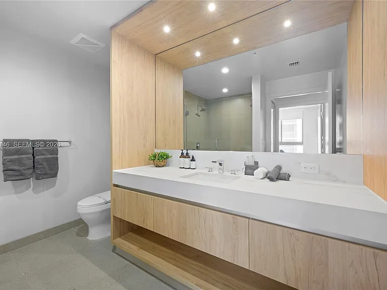 11 NE 6th St #1111 — Photo 9