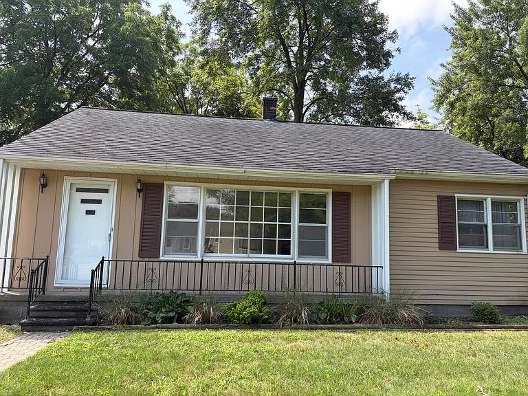 866 Colebrook Dr — Photo 2