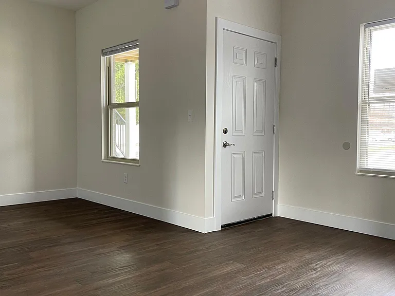 90 Court Yard Ln #7 — Photo 4