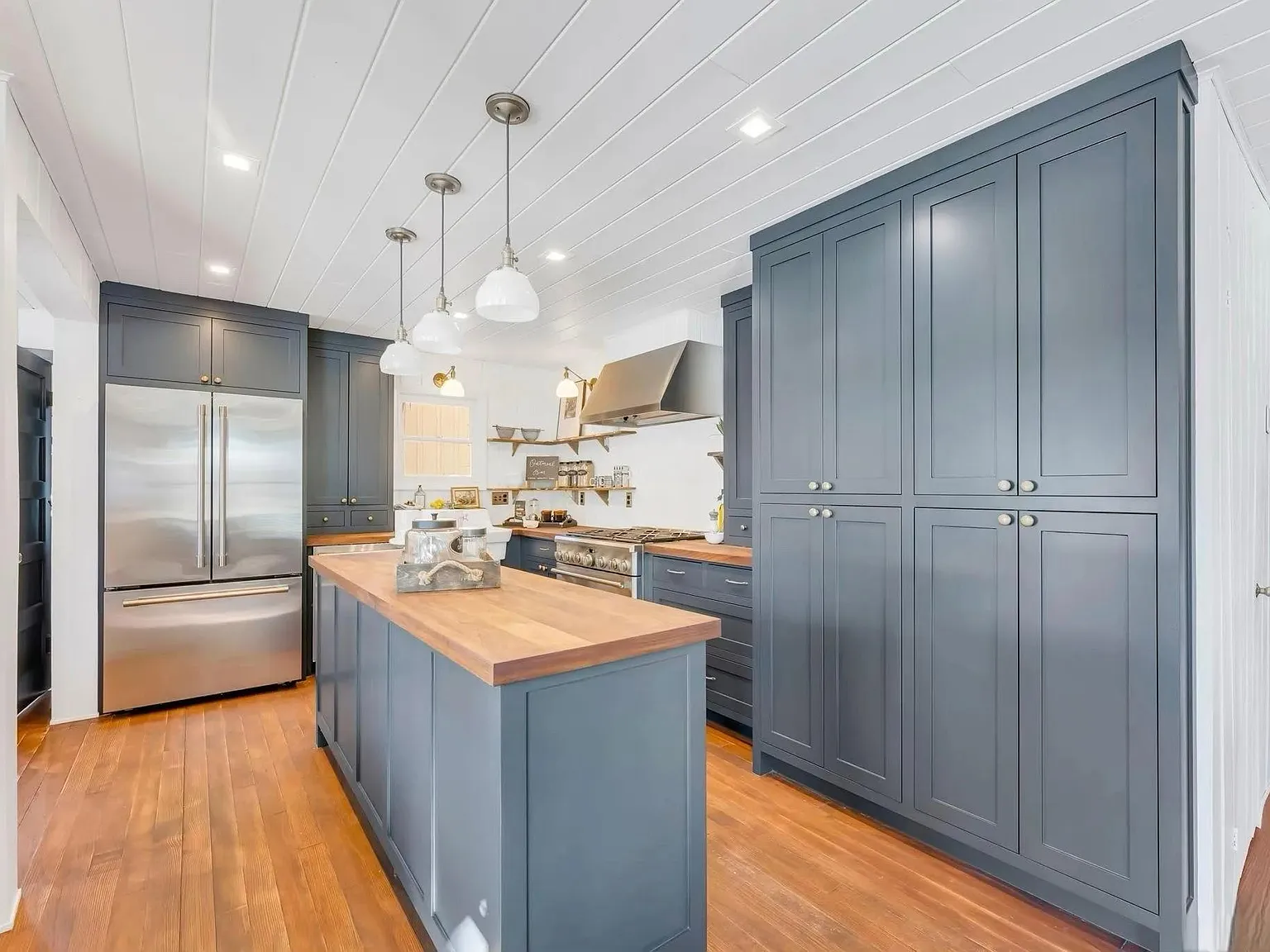2 bed, 2.5 bath, 1453 sqft, $6,950 — Photo 3