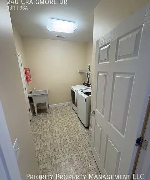 240 Craigmore Dr — Photo 23
