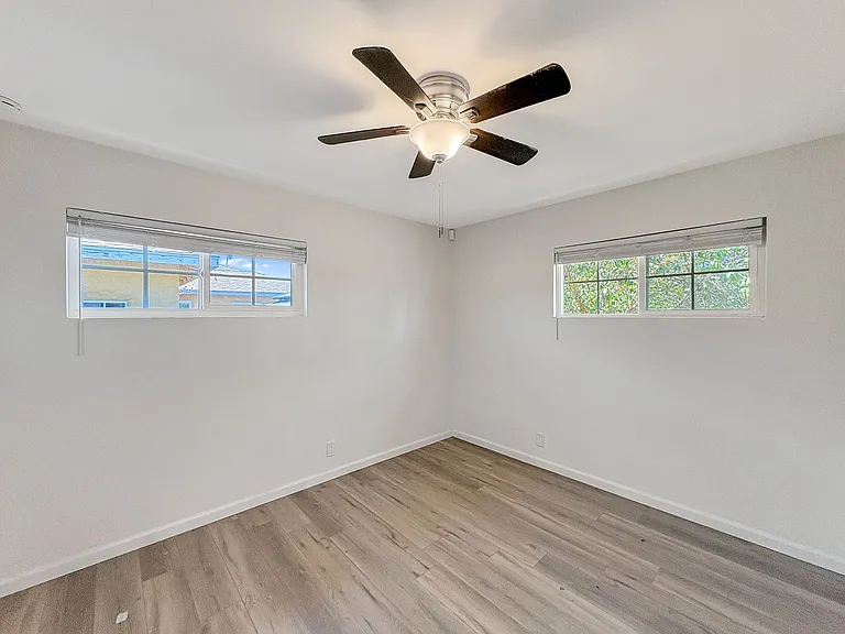 839 N Midway Dr — Photo 14
