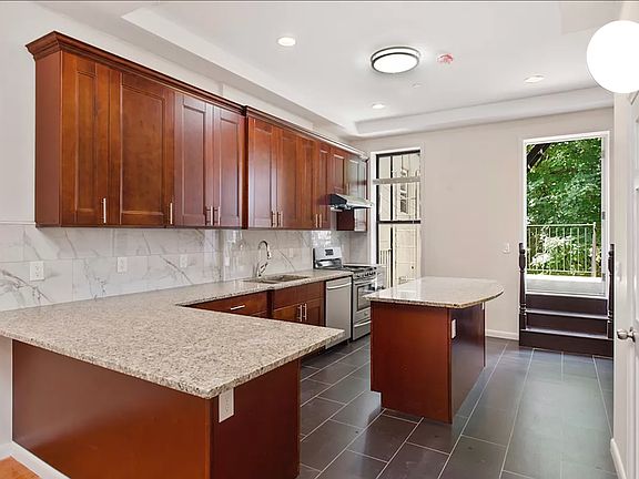 3rd image of 181 Quincy St APT 2