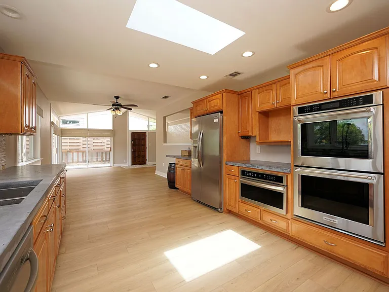 27 Old Ferry Rd — Photo 11