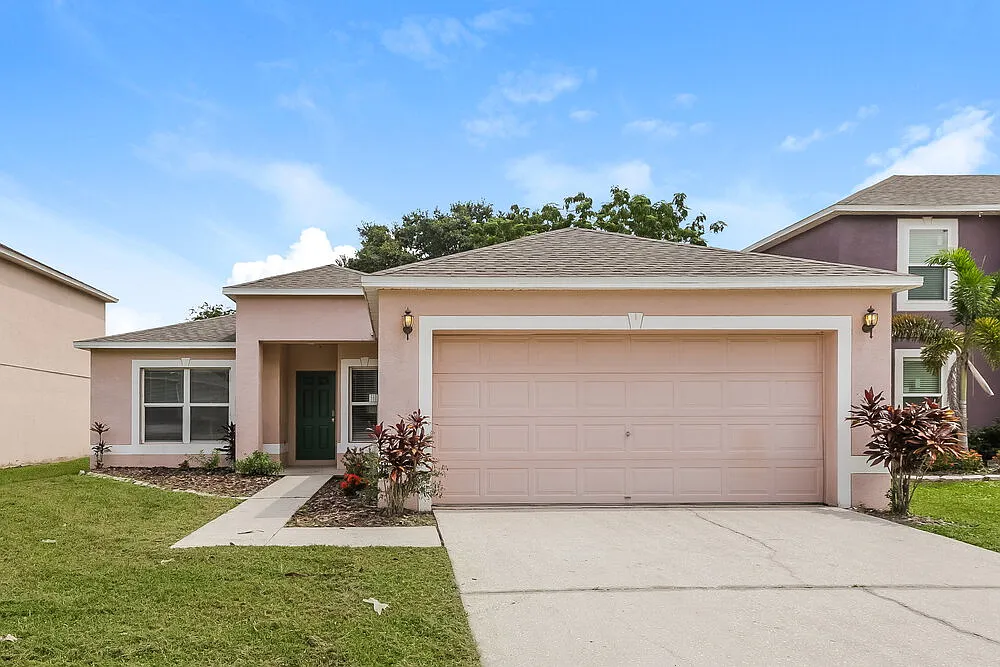 3 bed, 2.0 bath, 1424 sqft, $2,005 — Photo 1
