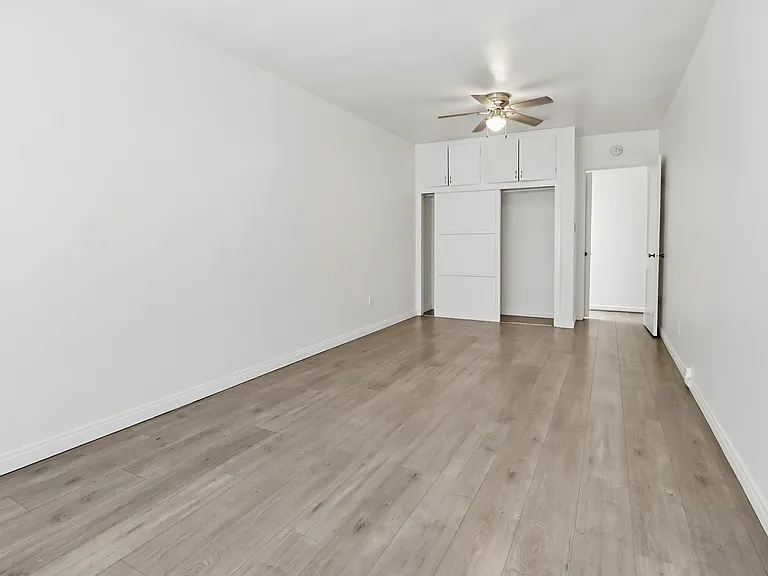 7872 Broadway — Photo 10