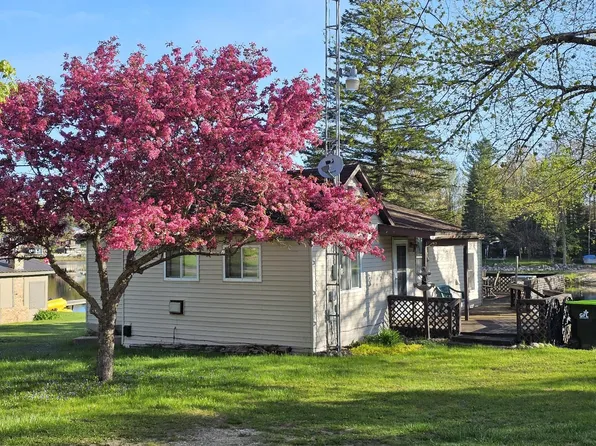 1417 Sioux St, Gladwin, MI 48624