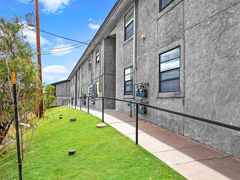 1415 Brown Street — Photo 10