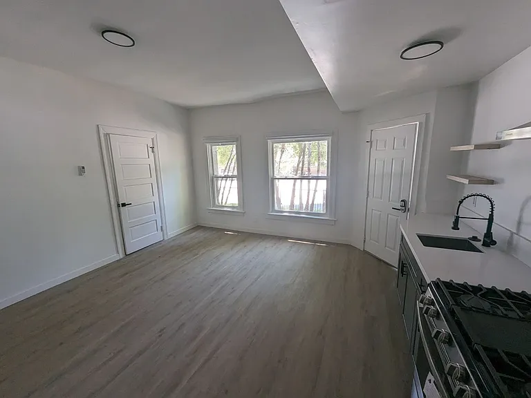 190 S Marengo Ave — Photo 5