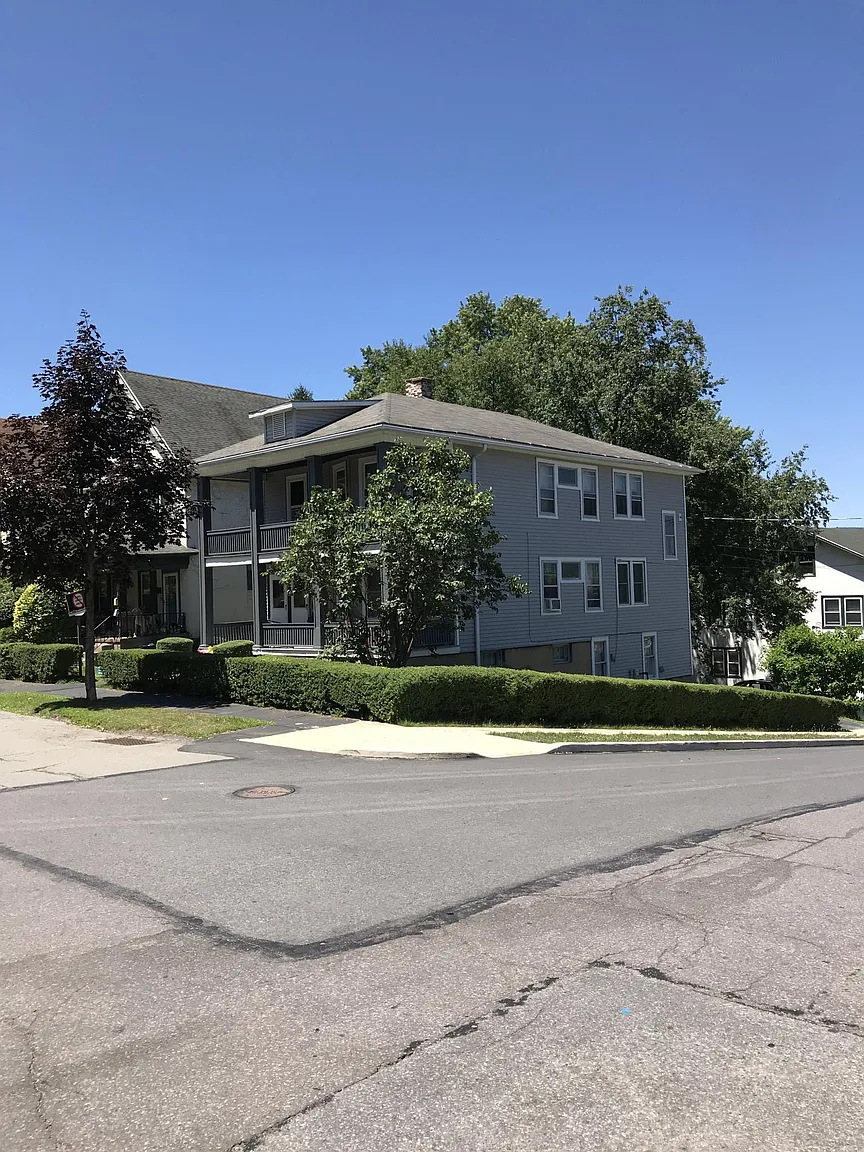 1045 Quincy Ave photo 1