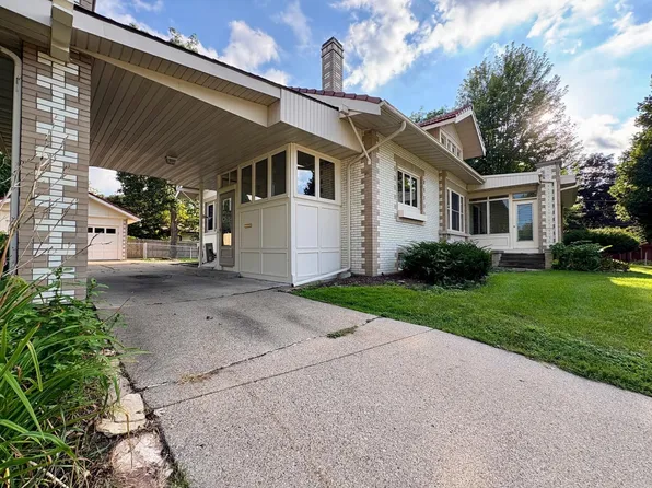 2103 Rainbow Dr, Cedar Falls, IA 50613