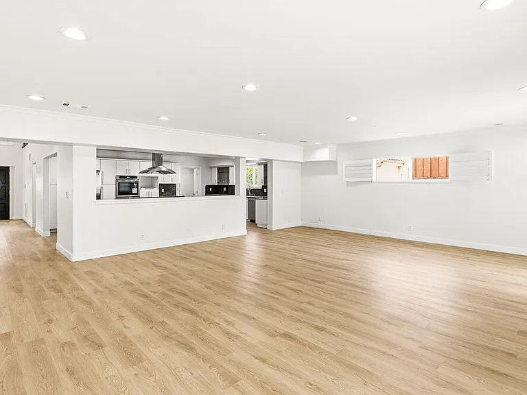 23114 Mariano St — Photo 22
