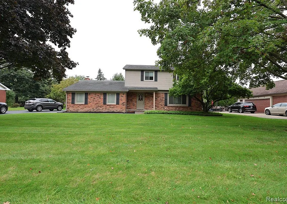 2301 Walnut Lake Rd
