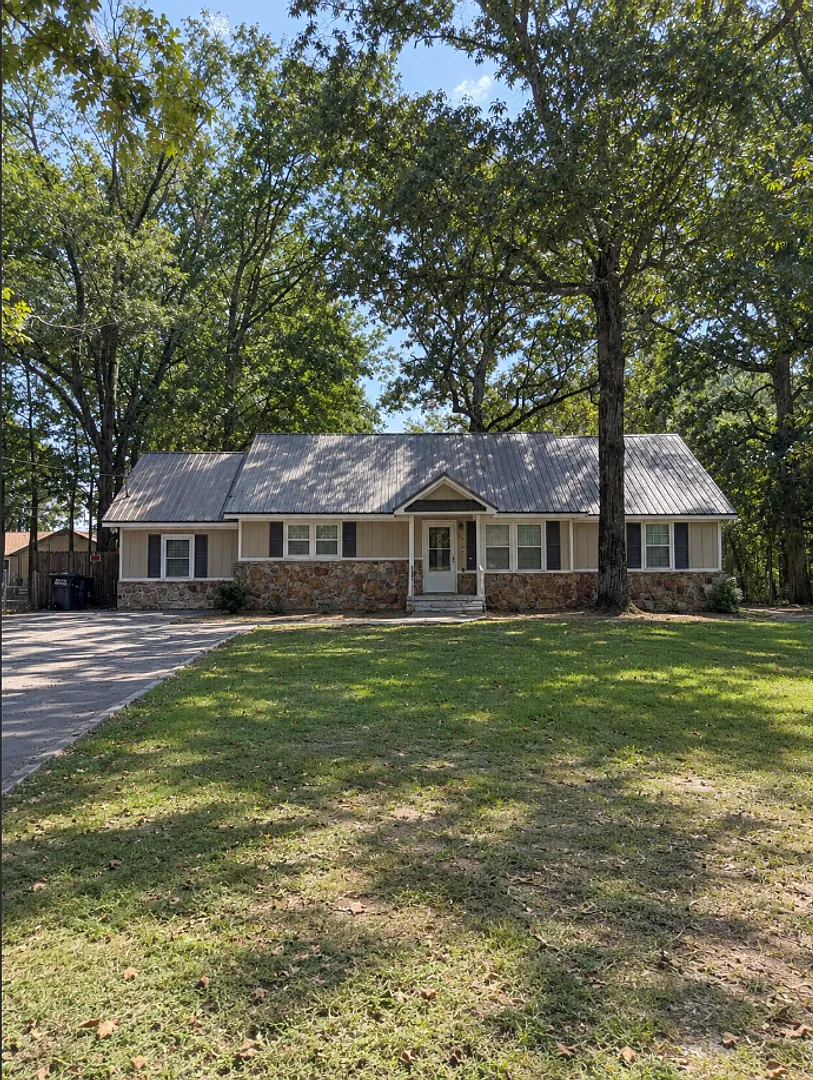 Spacious 3BR Home on Nearly an Acre in Opelika — Photo 2