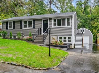 9 Tall Oaks Ct, Johnston, RI 02919
