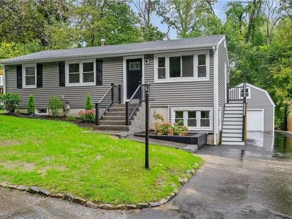 9 Tall Oaks Ct, Johnston, RI 02919