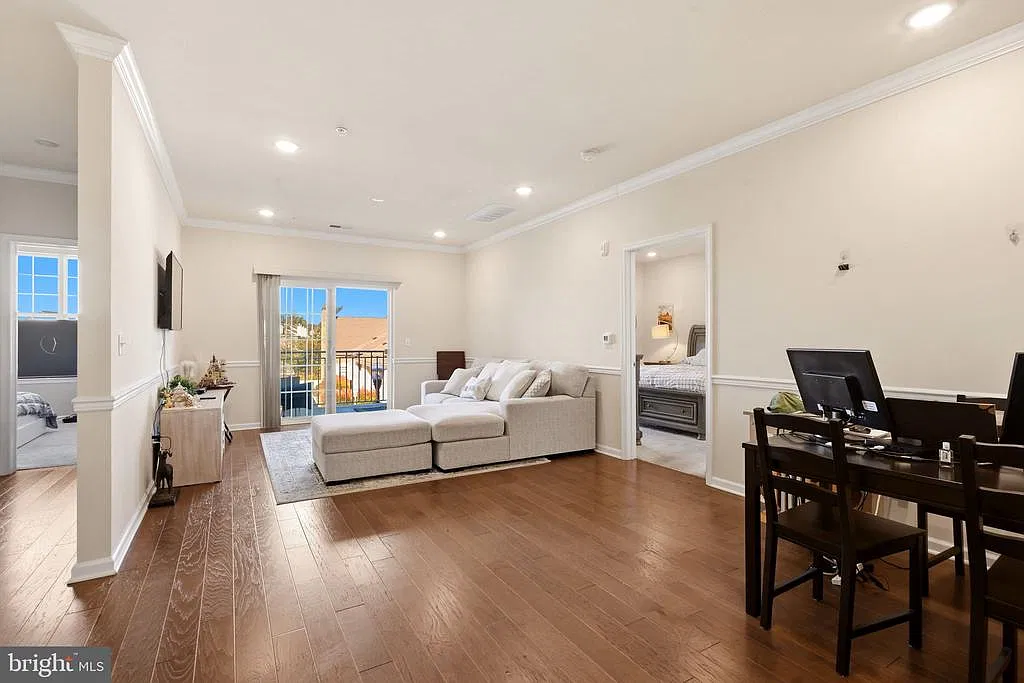 2 bed, 2.0 bath, 1200 sqft, $3,000 — Photo 2