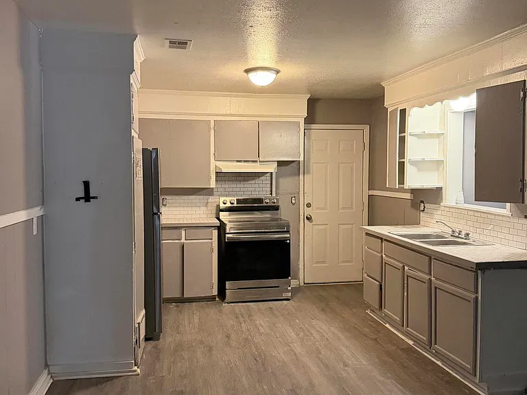 1110 Maria Dr — Photo 3