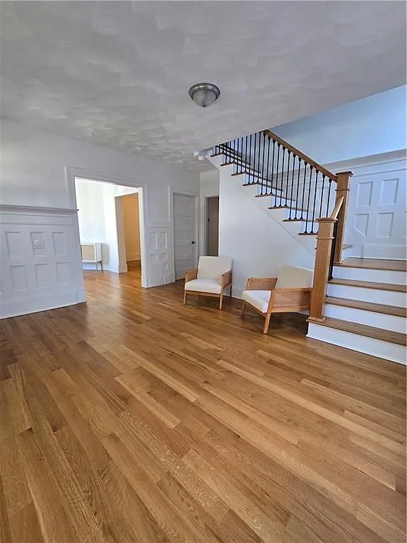 3 bed, 2.0 bath, 1800 sqft, $3,000 — Photo 2