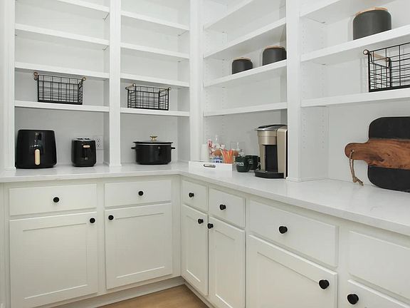 Benson Working Pantry