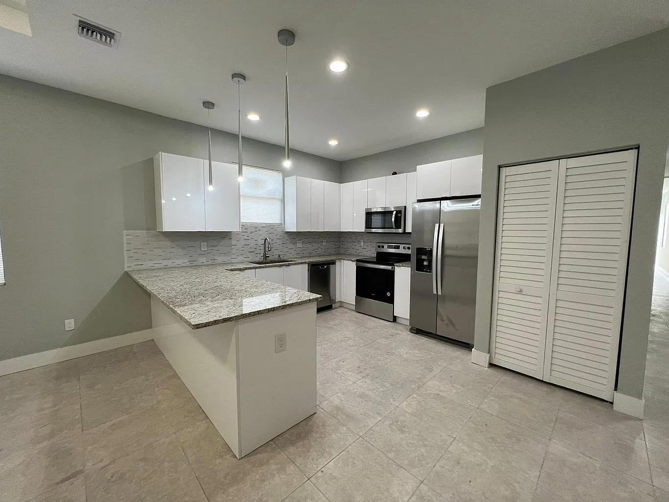 3 bed, 1276 sqft, $3,100 — Photo 1