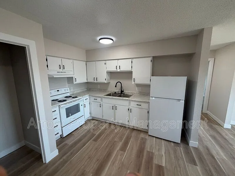 515 E 7th St — Photo 2
