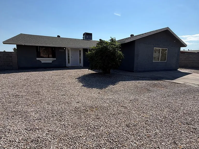 2820 S Sandhill Rd — Photo 2