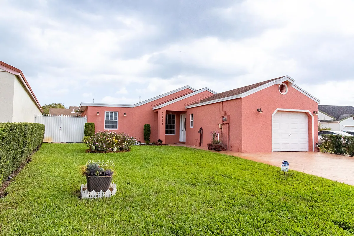 Primary Photo - 2421 SW 84th Ter