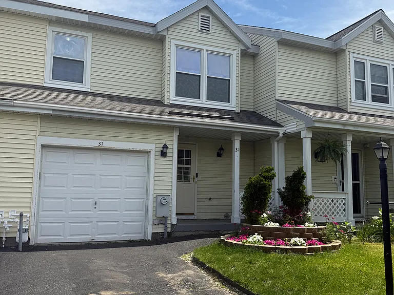 31 Plaza Ave — Photo 1