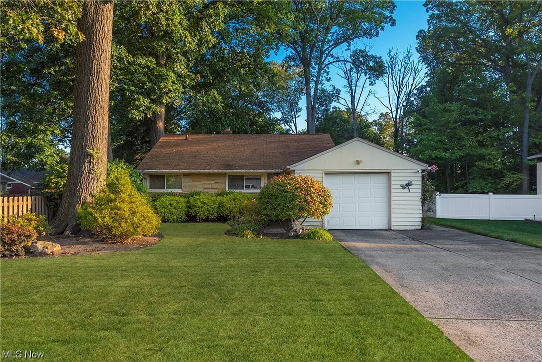 527 Woodlane Dr photo 1