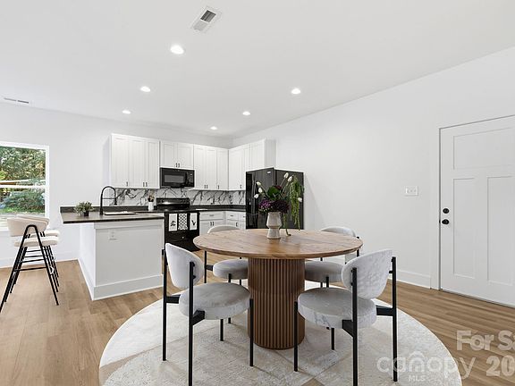 5th image of 325 N Chapel St