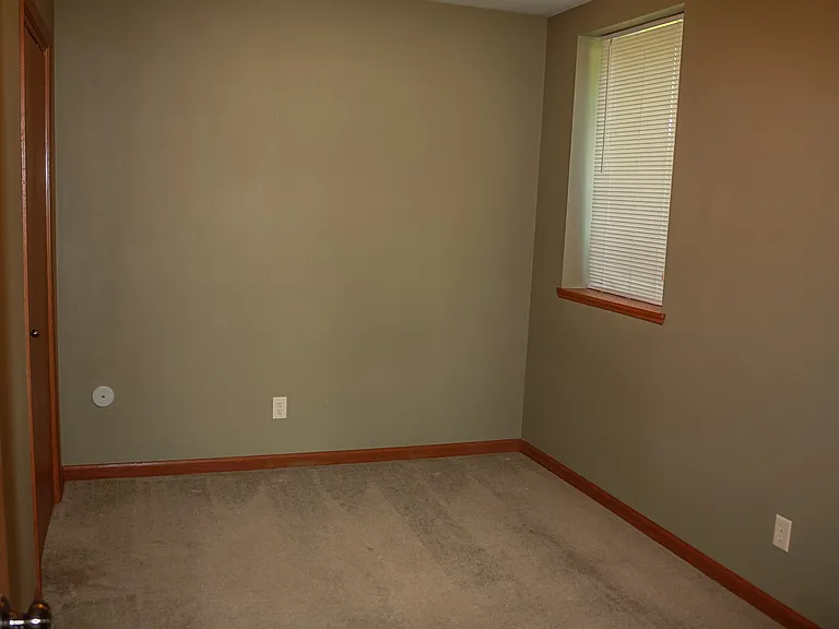 1215 E Bremer Ave — Photo 6