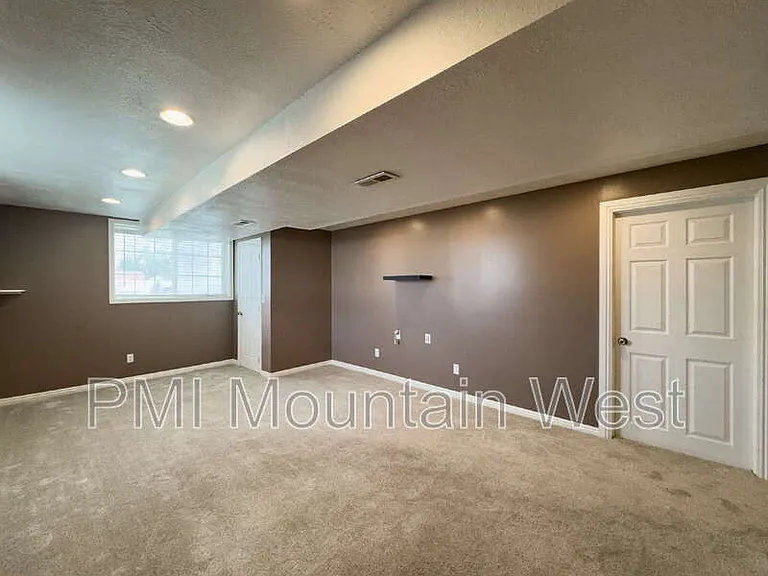 2419 W 1850 N — Photo 32