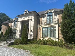 3 Moline Ct, Great Neck, NY 11024