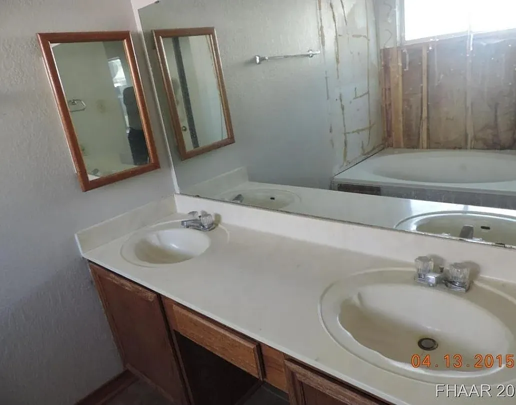 4 bed, 2.5 bath, 2325 sqft, $1,600 — Photo 2