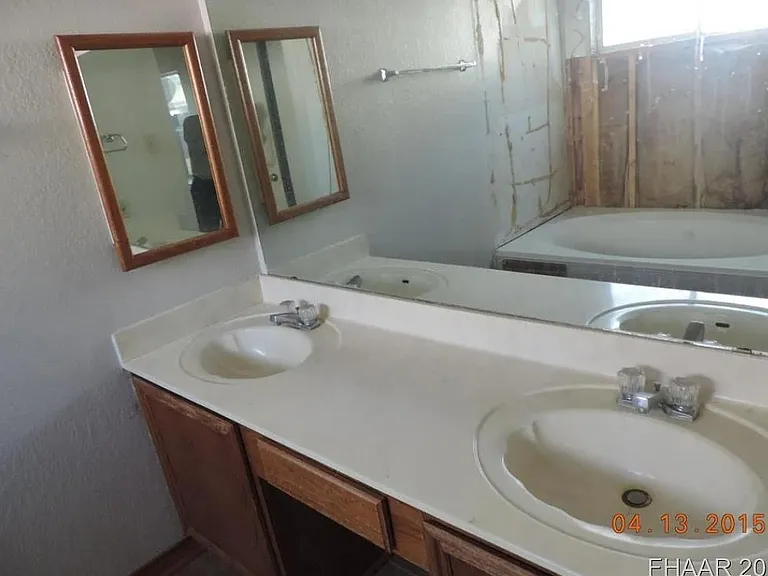 2014 Fieldstone Dr — Photo 2