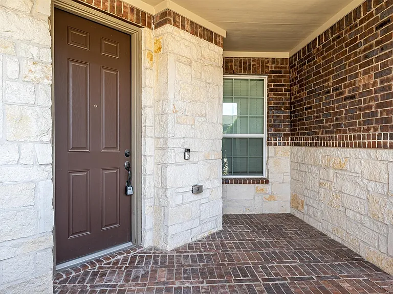 4607 Rockton Hills Ln — Photo 2