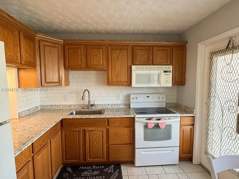 950 Hillcrest Dr #109 — Photo 4