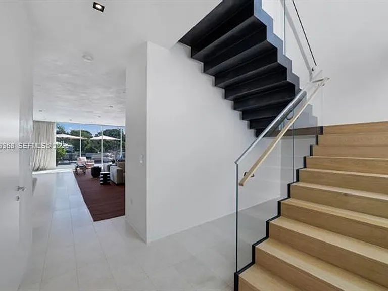 1051 W 48th St #4 — Photo 30