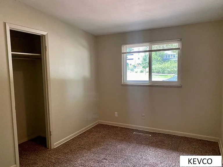 727 W Prospect Rd — Photo 8