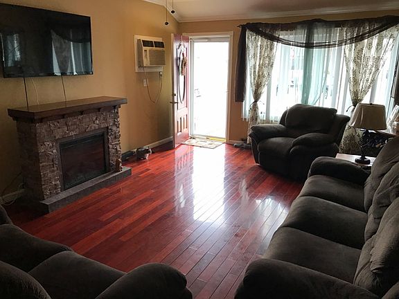 3rd image of 2042 E 72nd St