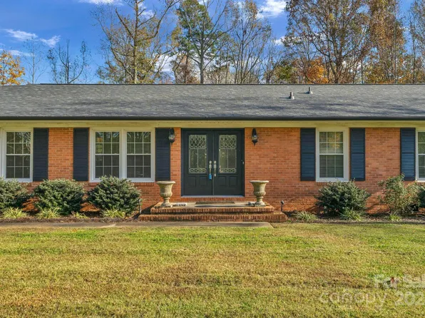 3704 Pinecrest Dr, Gastonia, NC 28056