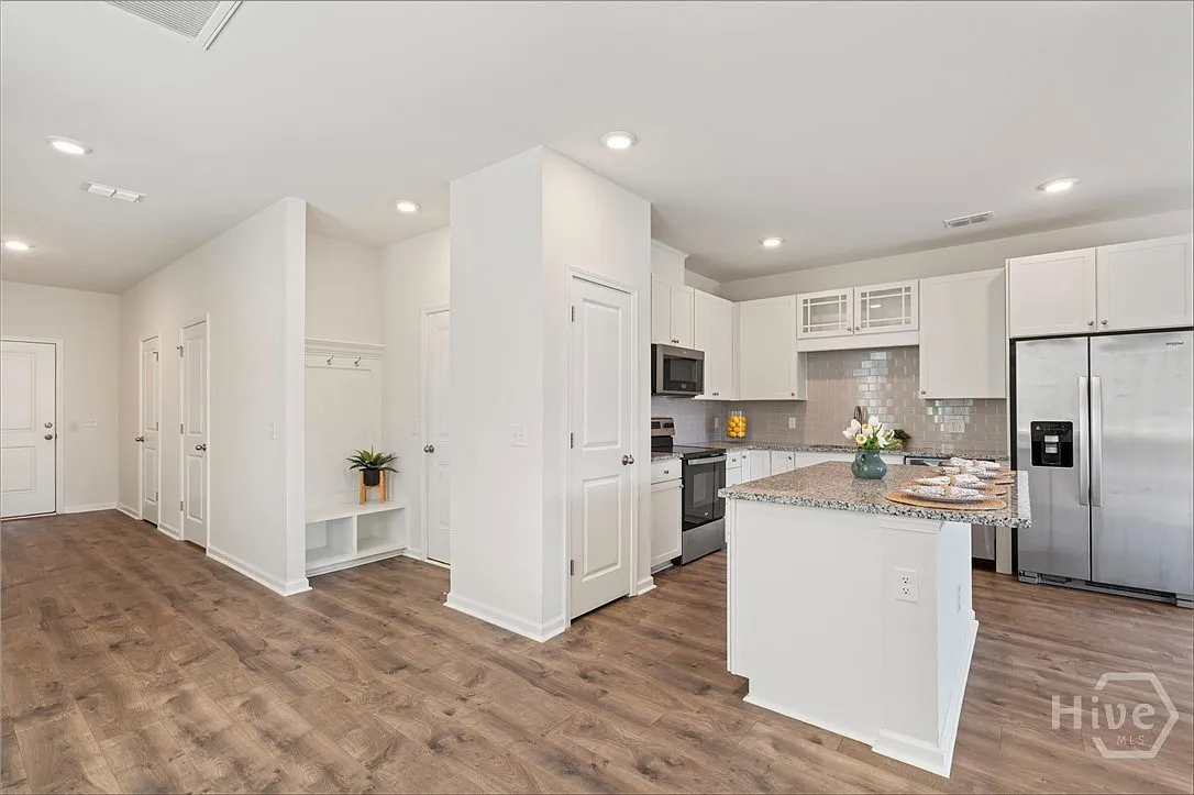 3 bed, 2.5 bath, 1761 sqft, $2,600 — Photo 4