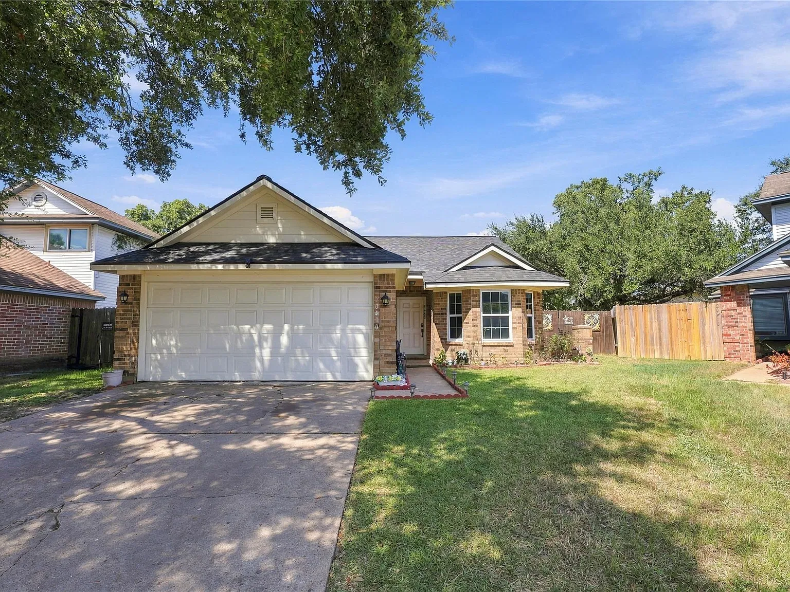 3 bed, 2.0 bath, 1211 sqft, $2,100 — Photo 2