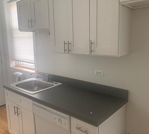 2nd image of 1463 W Summerdale Ave APT 2B