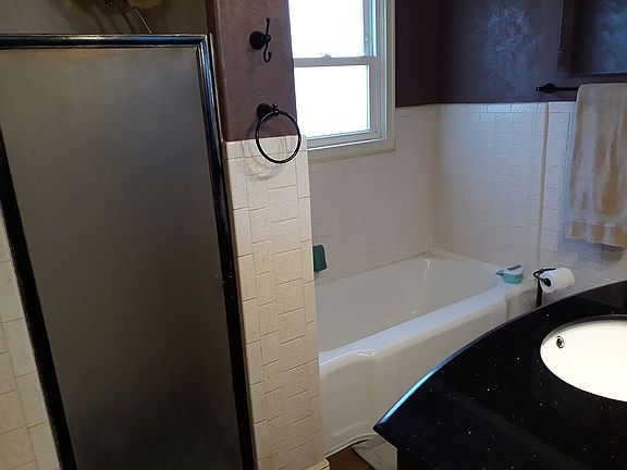 Main full 4-piece bath. 